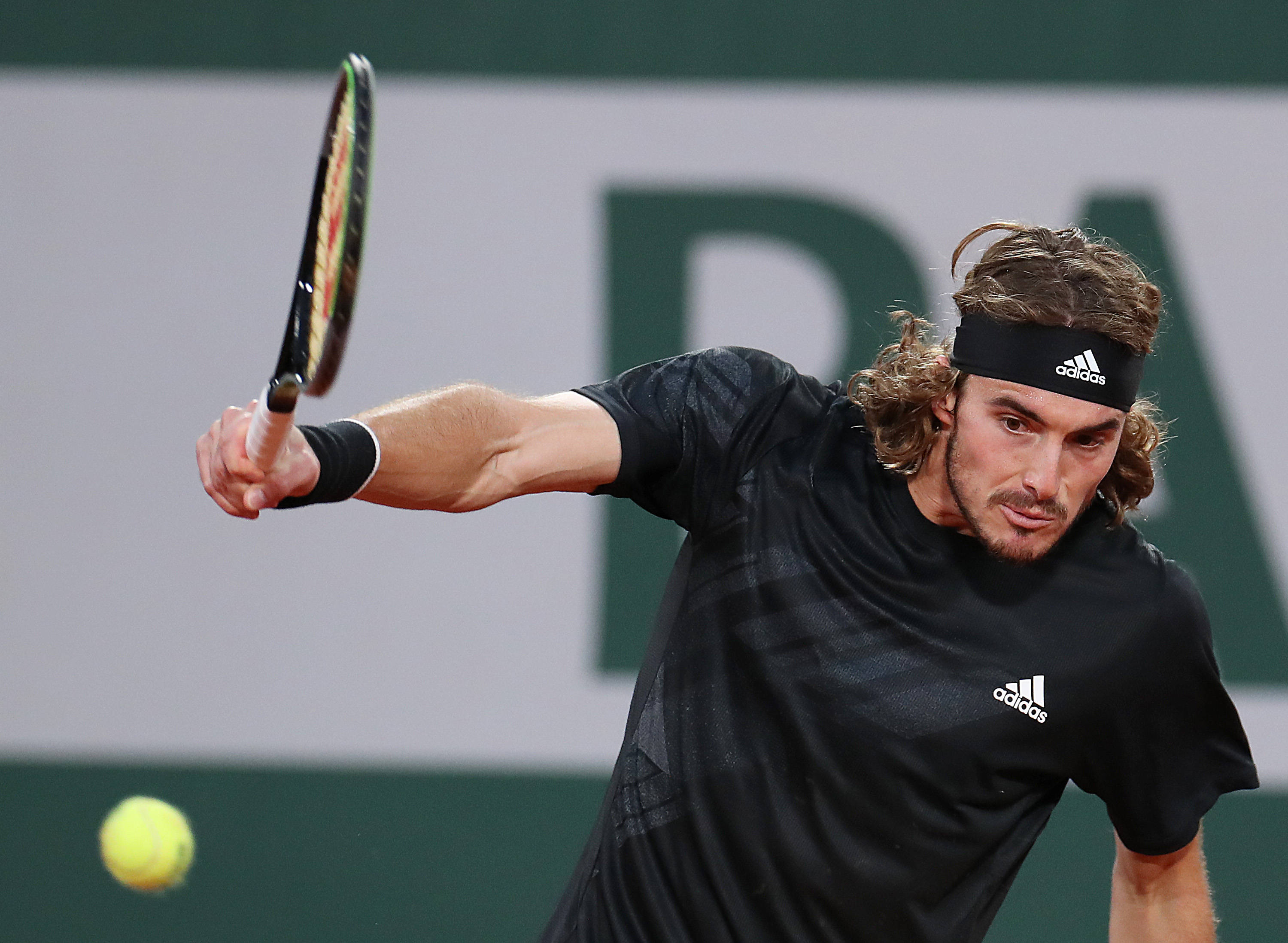 意大利网球队完胜西班牙网球队，西西帕斯爆发神勇的简单介绍