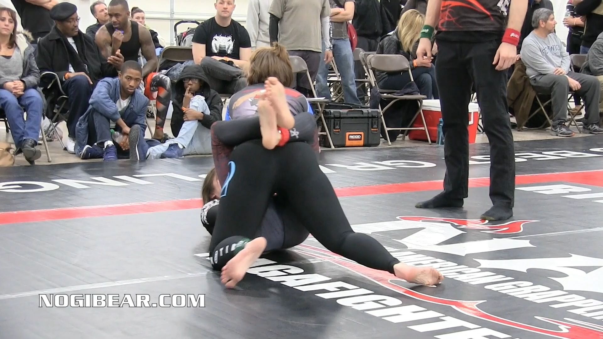 包含巴西女子足球队员快速反击,以速度击败对手的词条 包含巴西女子足球队员快速反击,以速度击败对手的词条