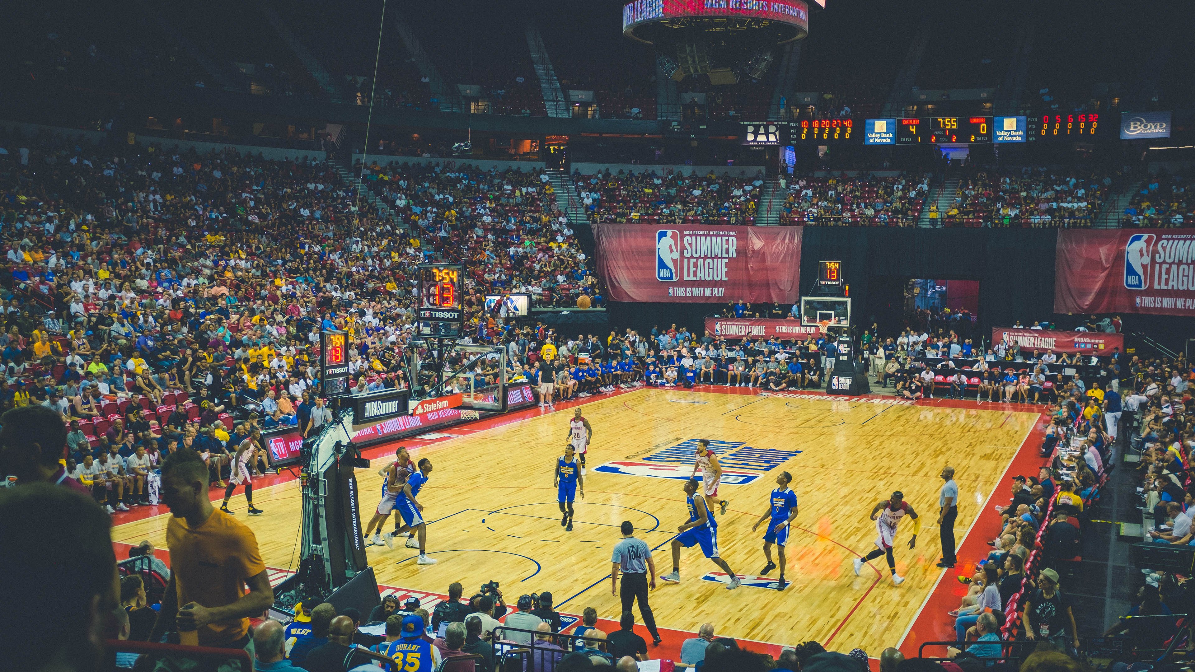 年度焦点之战之夜，巴尔韦德连续得分拉开差距